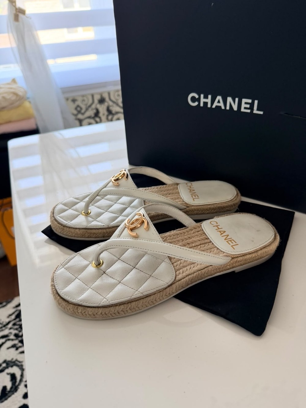 CHANEL White Quilted Leather Thong Espadrille Sandals with Gold CC - Picture 2 of 3